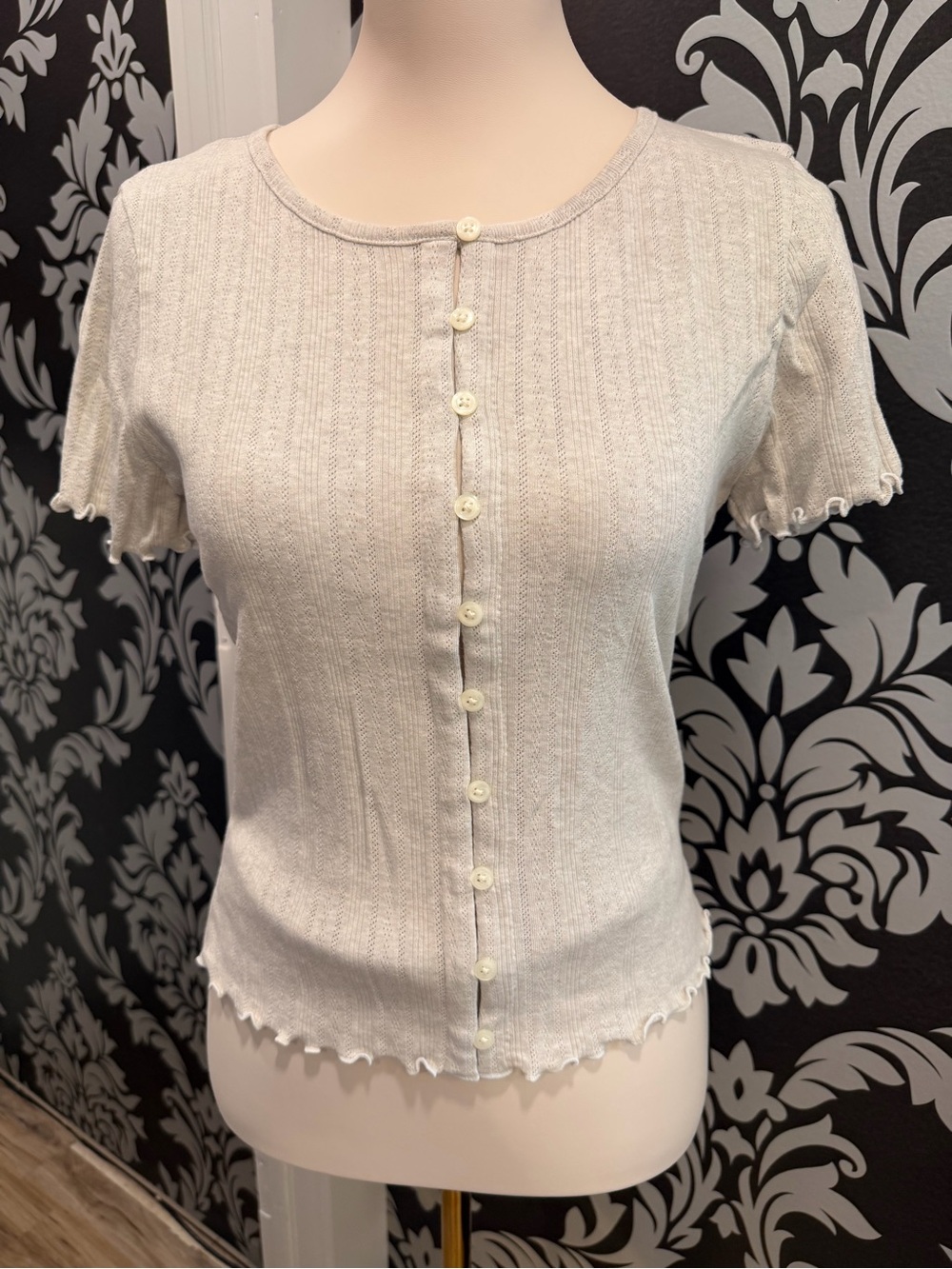 J Crew Women’s Cream Button-Front Short Sleeve Henley w ruffle detail NWT SZ Sm